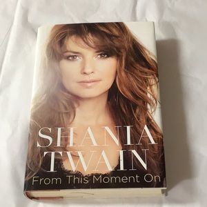 Shania Twain, Hardcover bio Book 2011, large print , like new